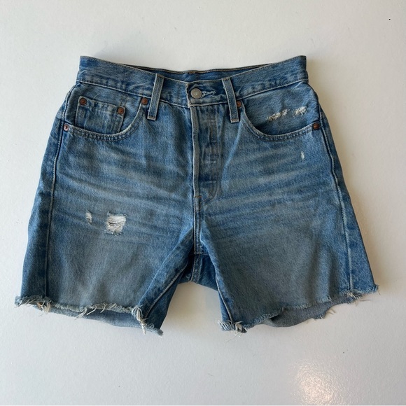 Levi mid wash denim jean shorts - Picture 1 of 5